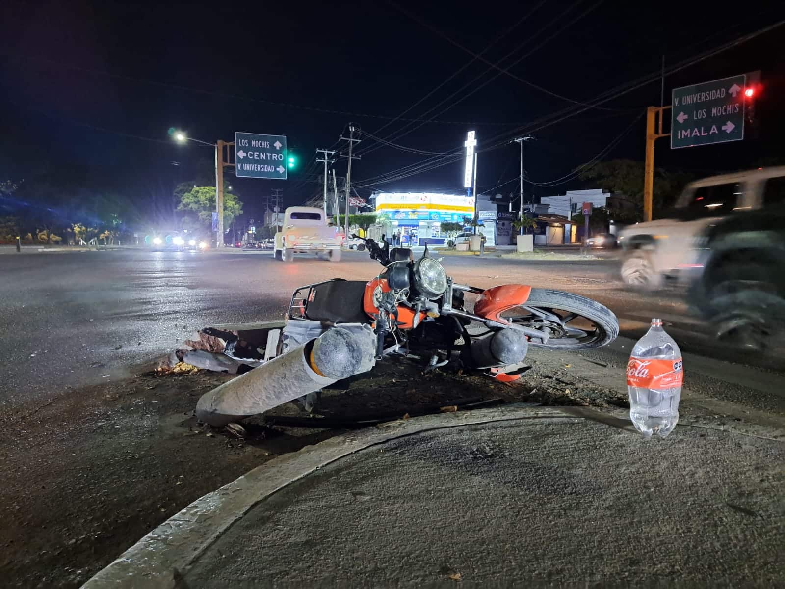 Motocicleta en la que viajaba el motociclista que fue embestido por el vehículo