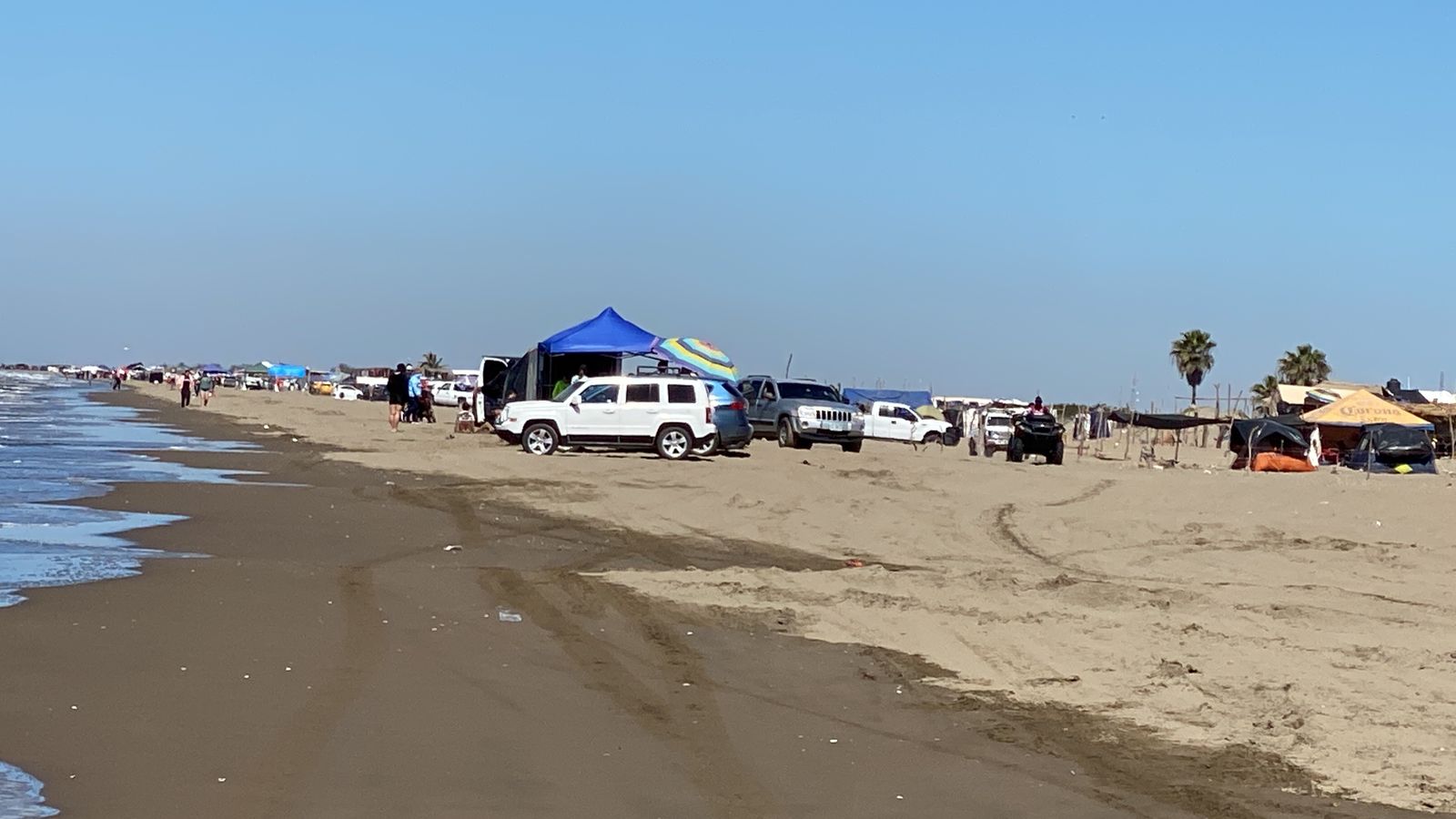 autos en la playa