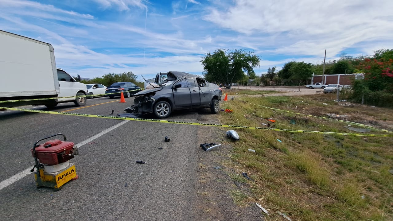 camioneta Ford Lobo, blanca y Nissan Versa, gris, accidentados sobre la carretera México 15 en la sindicatura de Pericos.