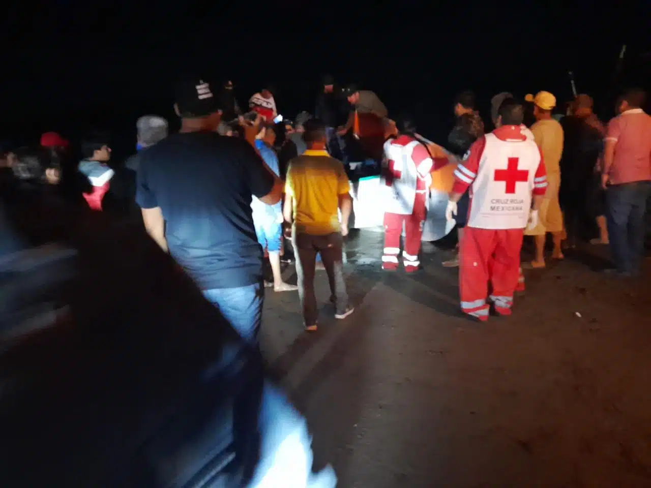 Paramédicos de Cruz Roja atendiendo a hombres
