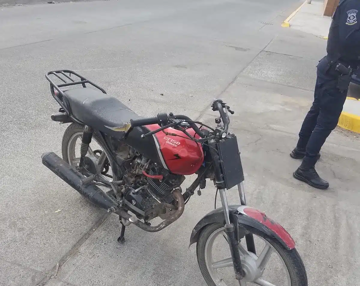Motocicleta Italika, color rojo con negro tras accidente