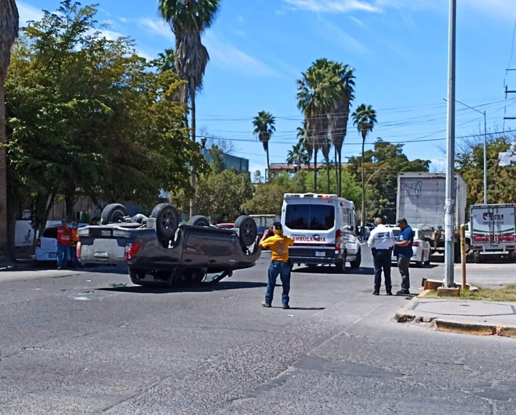 Accidente automovilístico en sector centro de Los Mochis.