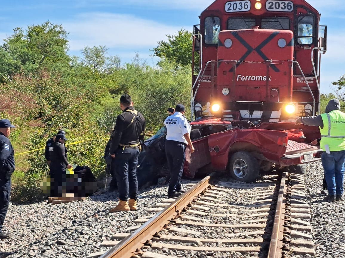 Camioneta destruida y tren