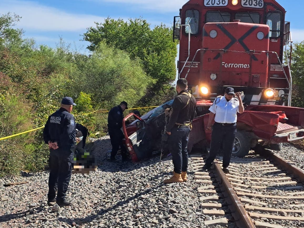 Camioneta destruida y tren