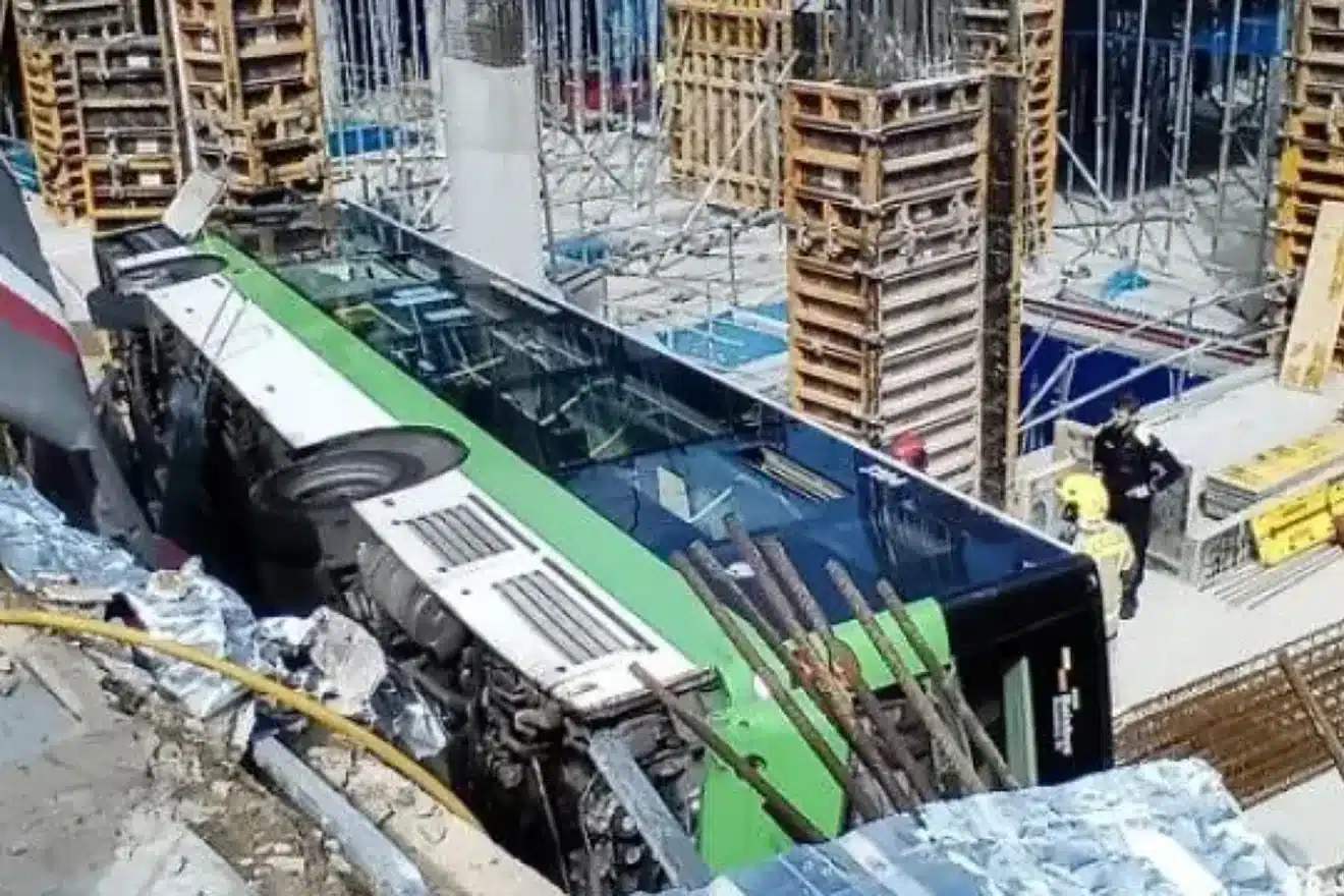 Autobús de pasajeros accidentados en una obra en construcción