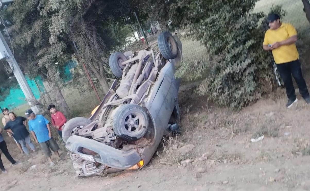 El auto terminó con las llantas hacía arriba