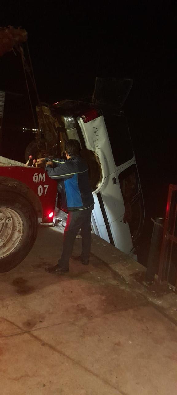 camioneta SUV Ford Explorer color blanco accidentada.
