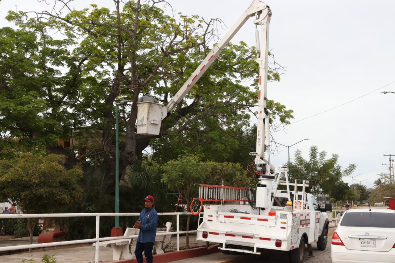 Trabajadores del ayuntamiento de Mazatlán trabajan en el alumbrado público