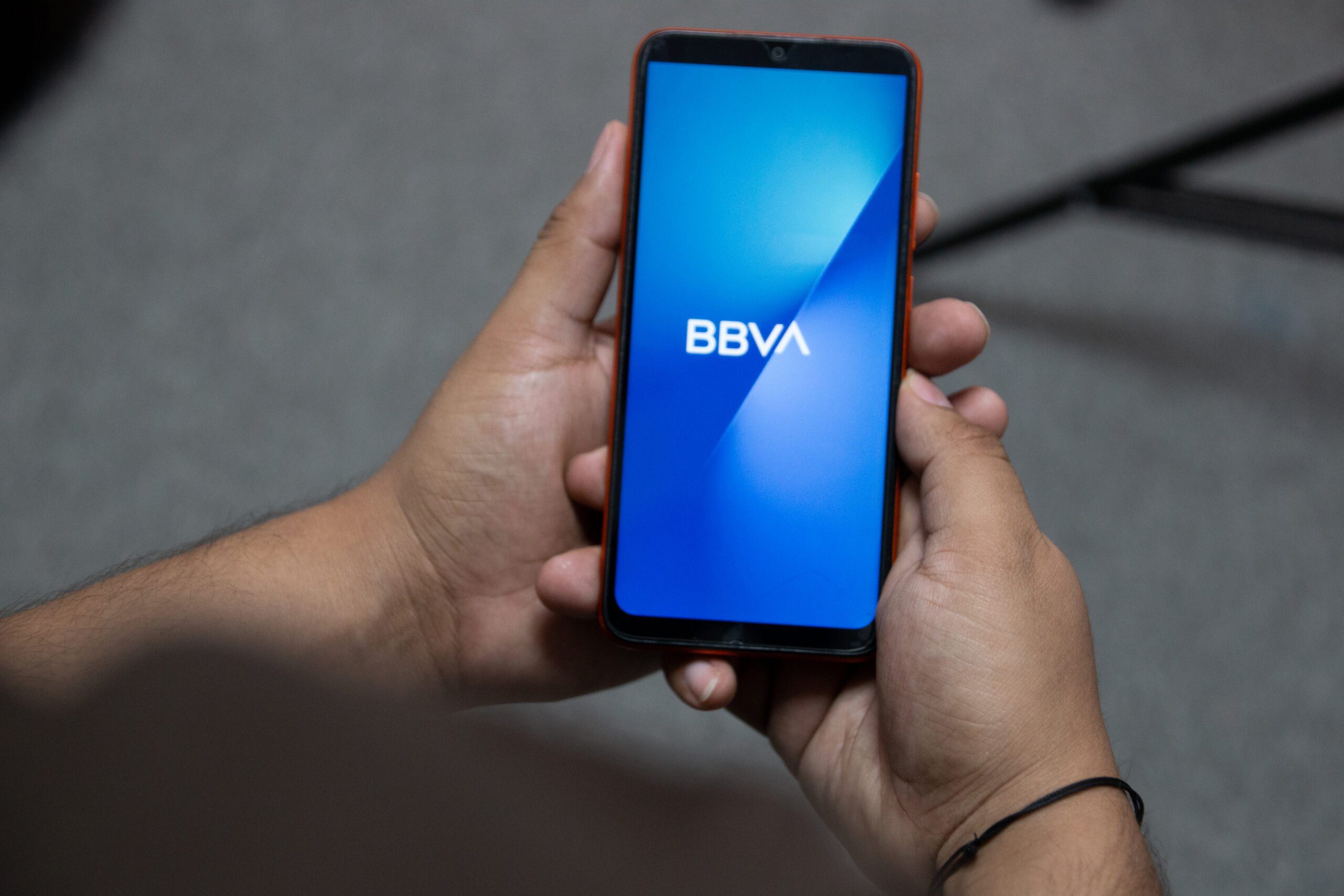 Una persona abre la aplicación de BBVA