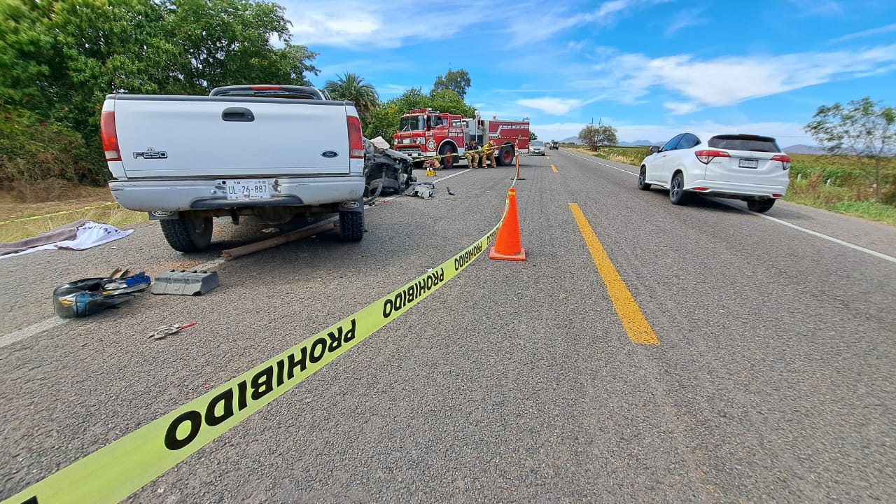 camioneta Ford Lobo, blanca y Nissan Versa, gris, accidentados sobre la carretera México 15 en la sindicatura de Pericos.