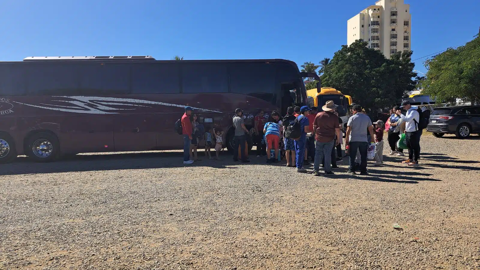 Personas subiendo a autobús./ Foto: Andrés Viera
