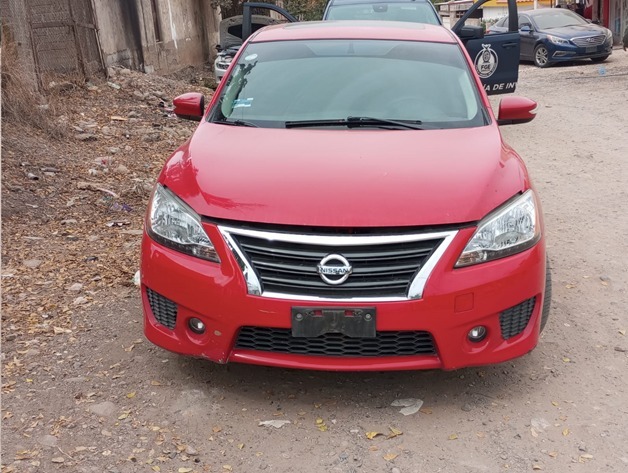 Automóvil con reporte de robo de la marca Nissan