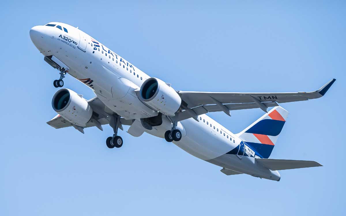 Avión de la aerolínea Latam en pleno vuelo