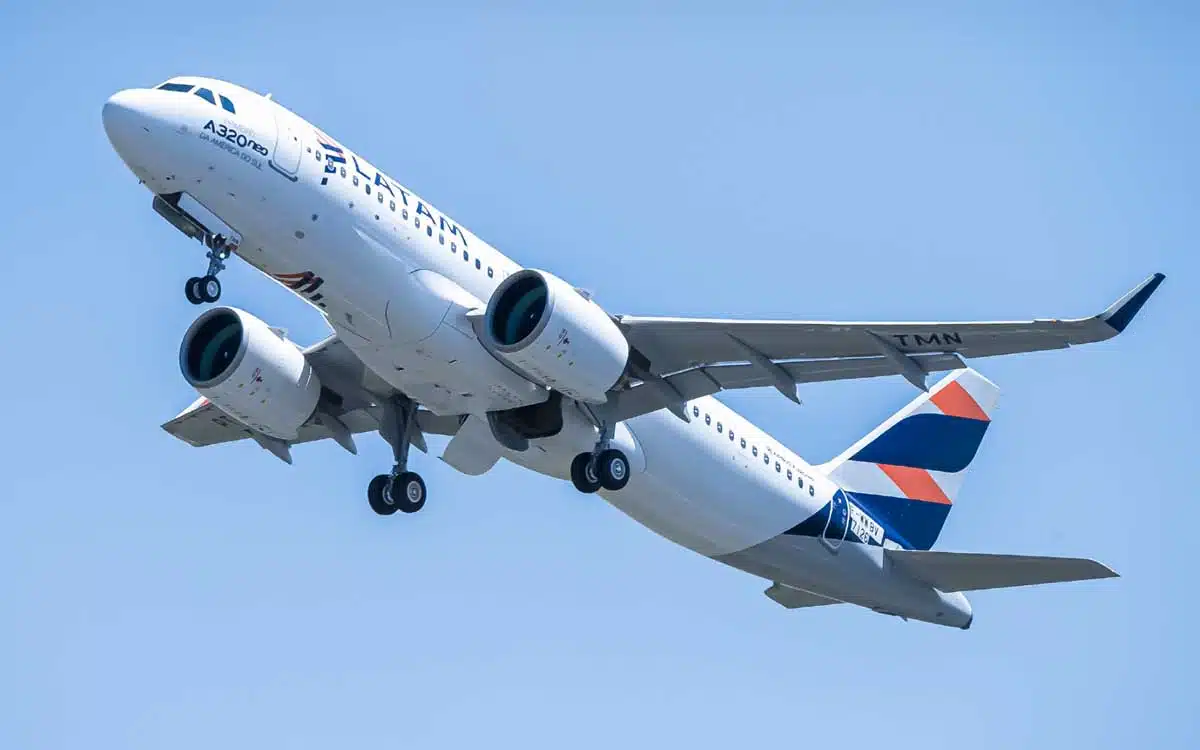 Avión de la aerolínea Latam en pleno vuelo