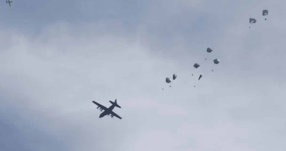 Un avión arroja ayuda humanitaria sobre Gaza