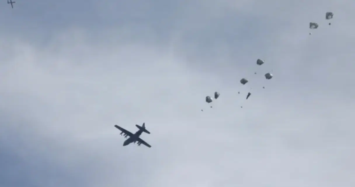 Un avión arroja ayuda humanitaria sobre Gaza