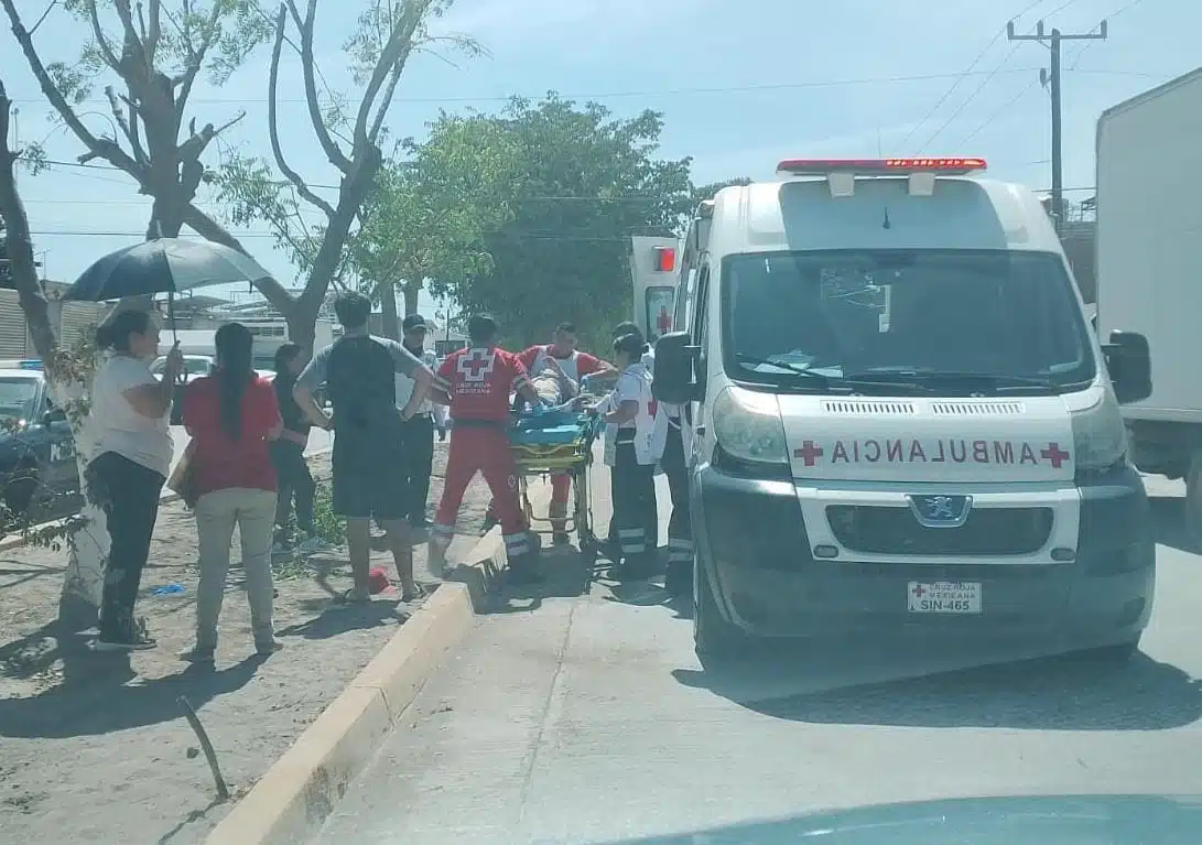 Ambulancia de Cruz Roja en el lugar donde ocurrió el accidente. Paramédicos auxilian al joven lesionado