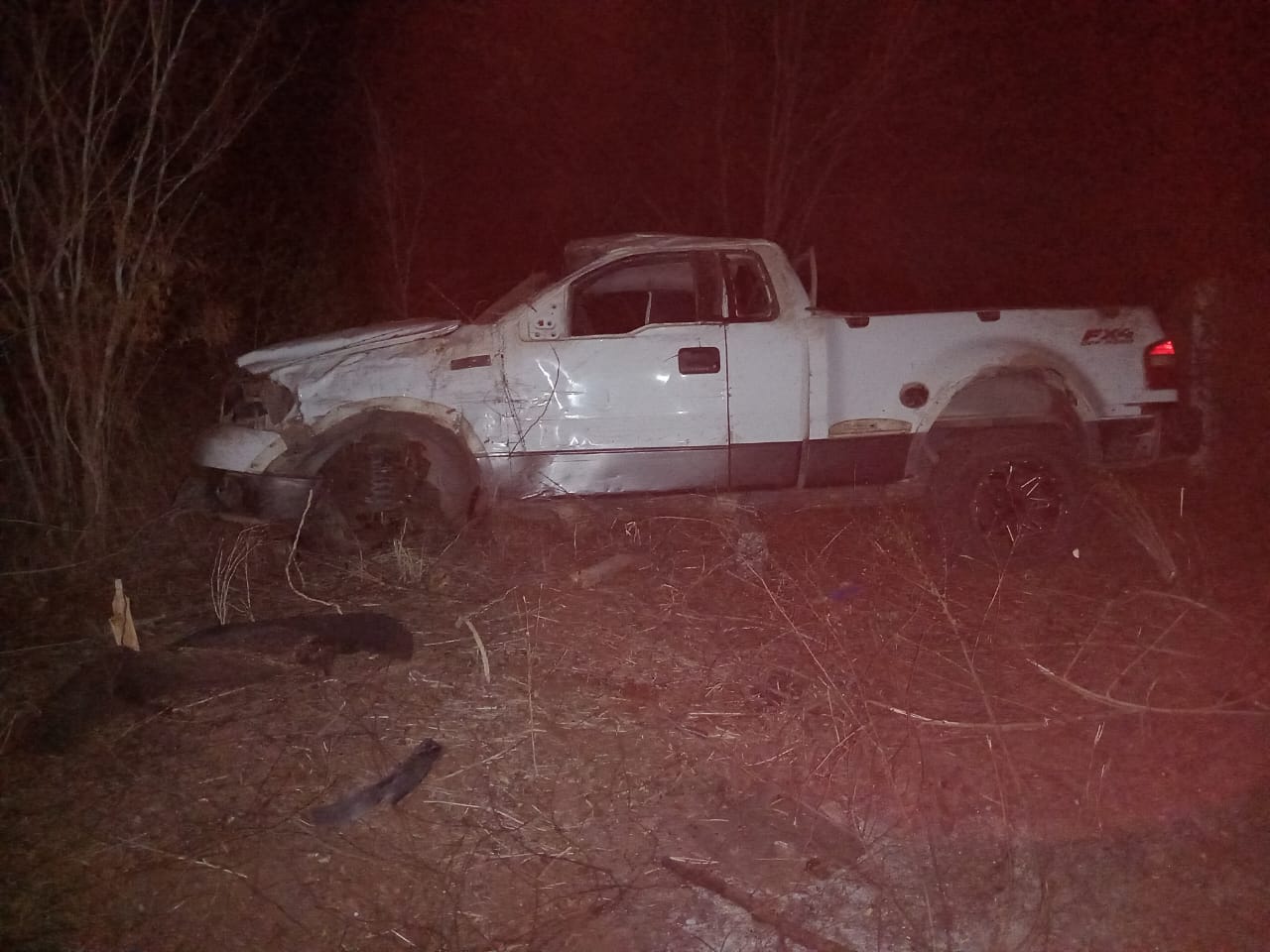 Camioneta Ford Lobo en la que viajaba el hombre que perdió la vida en el choque