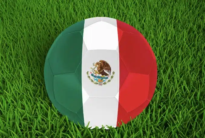 Bandera de México incrustada en balón