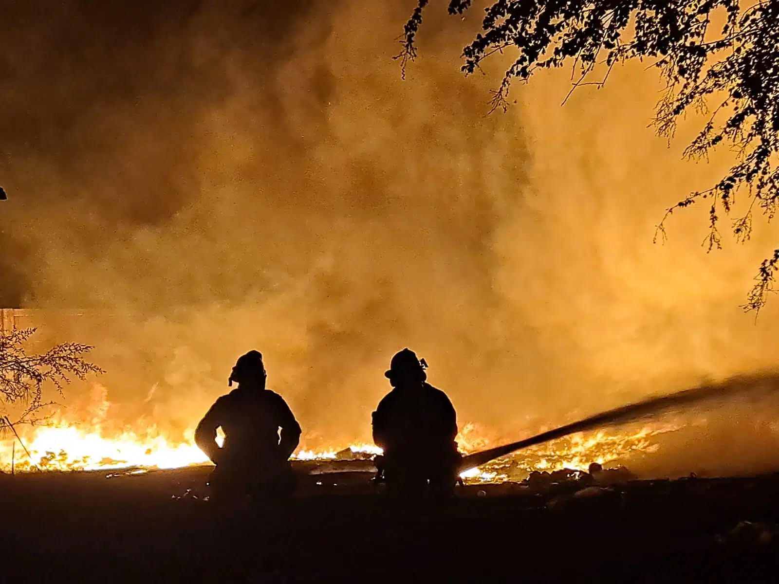 Elementos de Bomberos Culiacán combatiendo el incendio en la bodega recicladora de plástico