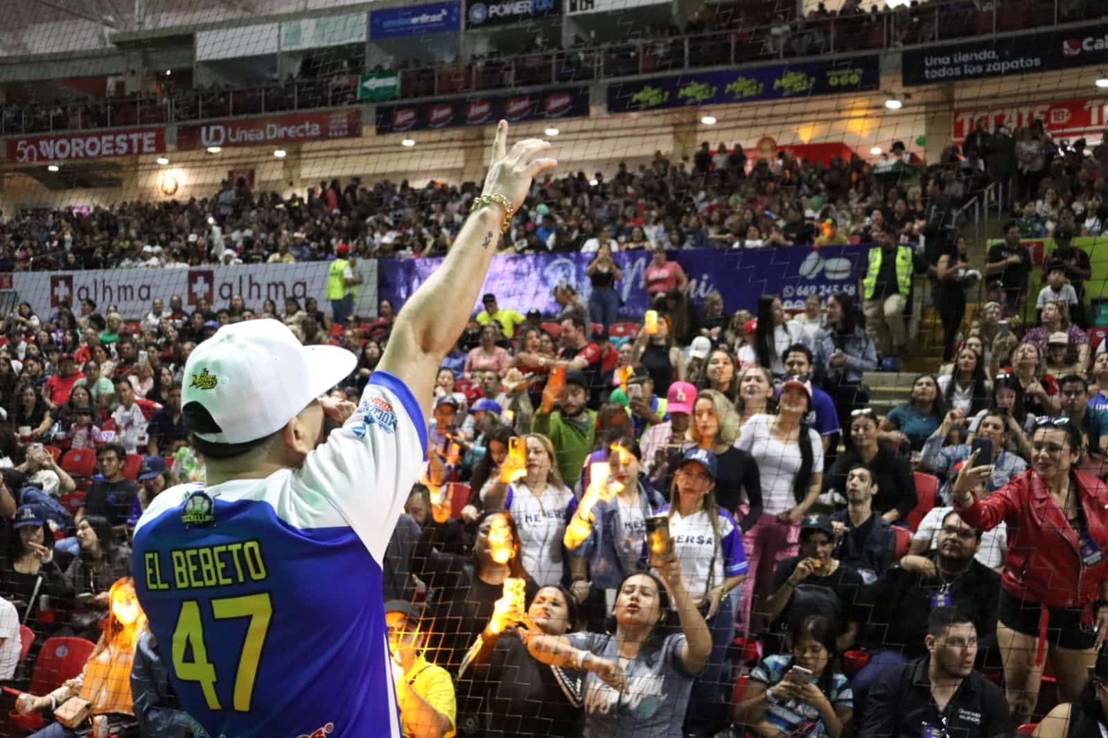 El Bebeto abriendo el espectáculo musical en el Juego de las Estrellas