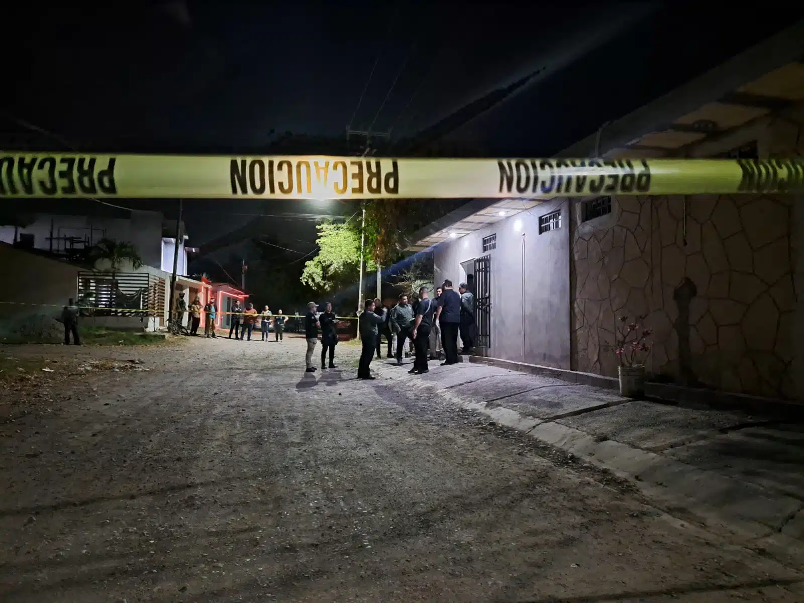 Zona acordonada donde se encuentran las autoridades investigadoras tras el hallazgo de un hombre asesinado