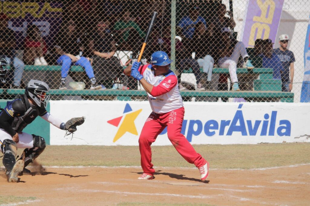 Carlos González bateando