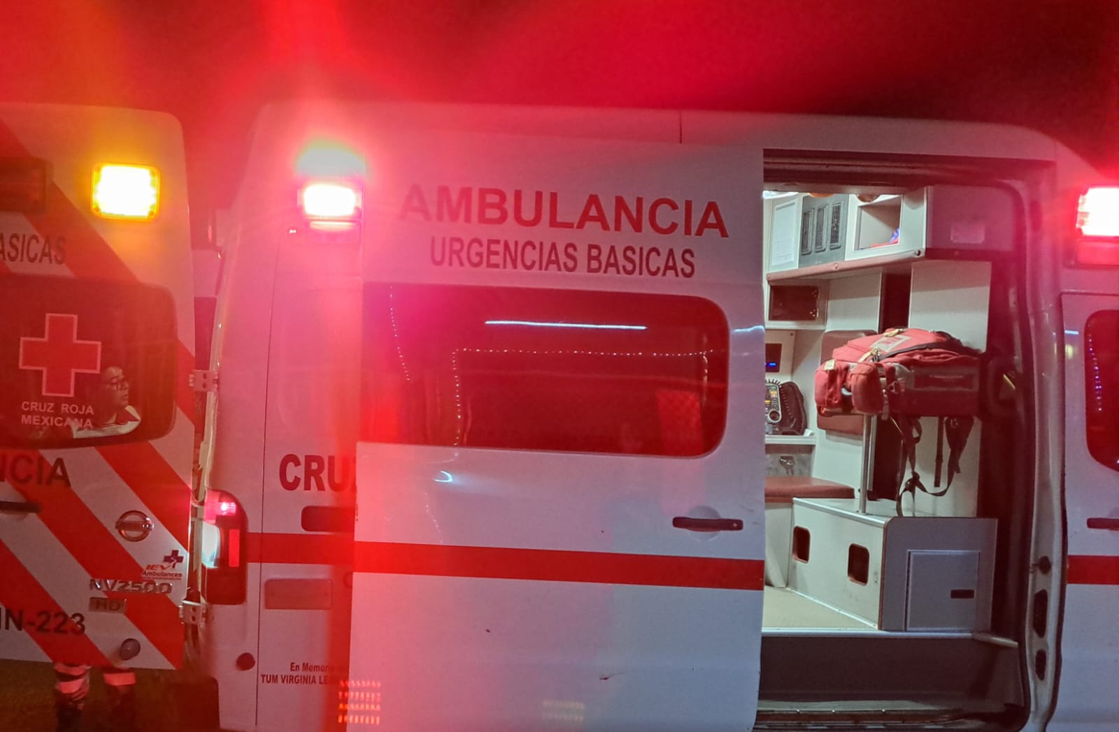 Ambulancia de la Cruz Roja con la puerta abierta