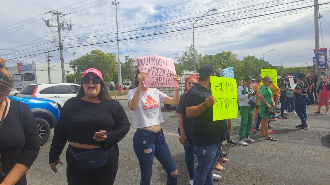 Madres de familia bloquean carretera internacional México 15.