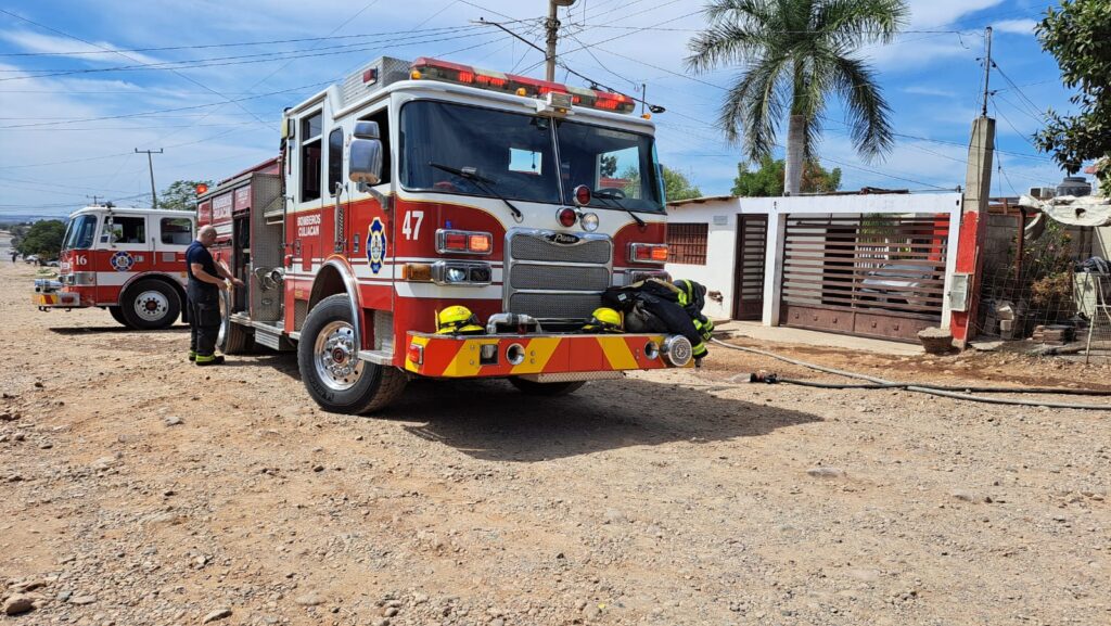 Bomberos de Culiacán llegan a la vivienda afectada por el incendio