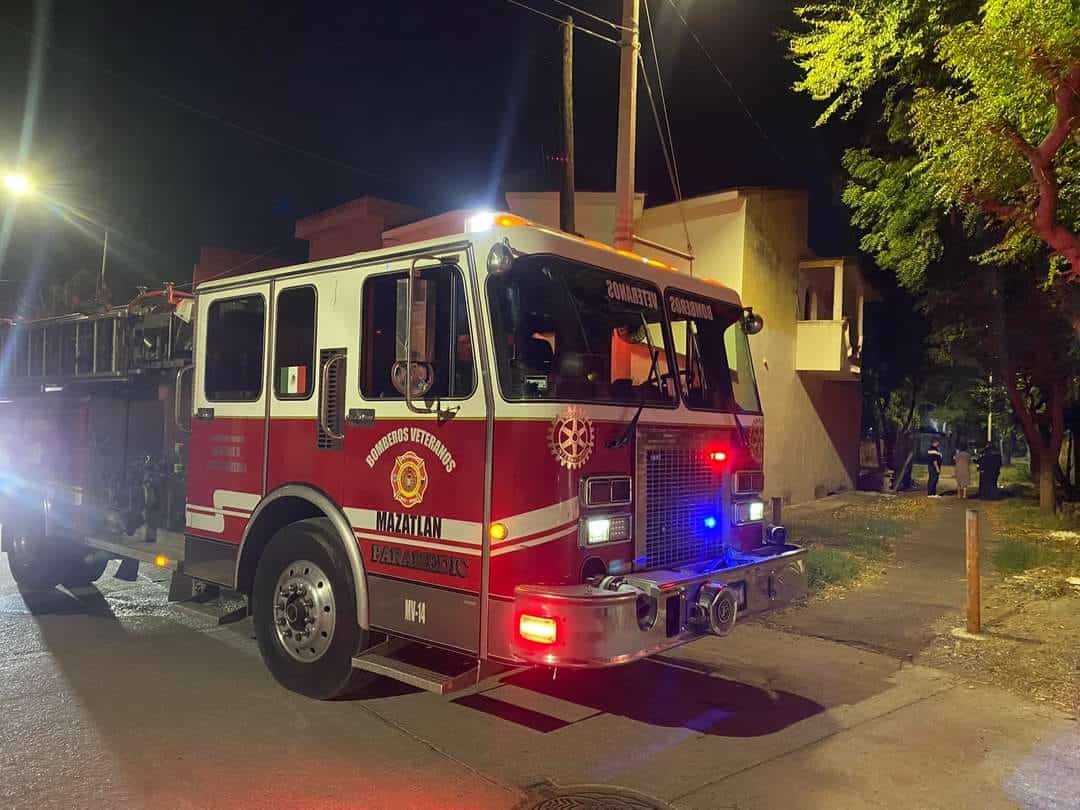 Camión de Bomberos Mazatlán trabajando durante la noche
