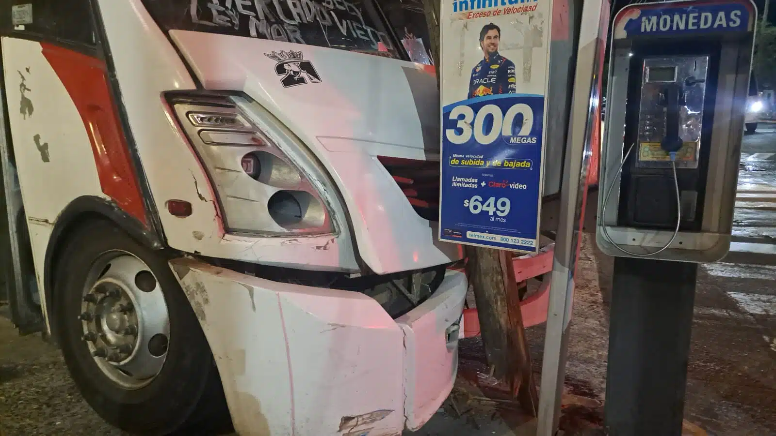 Camión de pasajeros estrellado contra un poste de telefonía