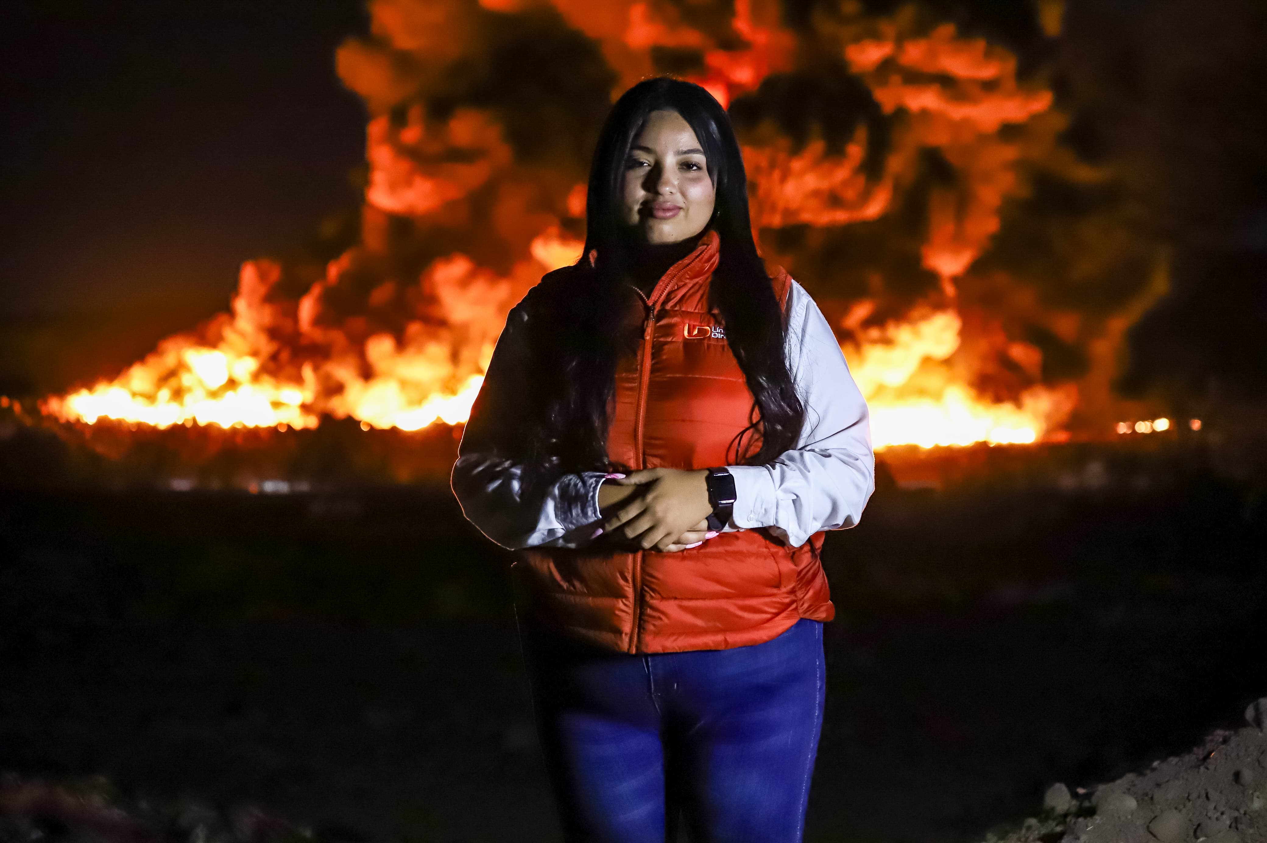 Tere Navia, reportera policiaca de Línea Directa, cubriendo la quema del basurón de Culiacán la madrugada del 7 de marzo