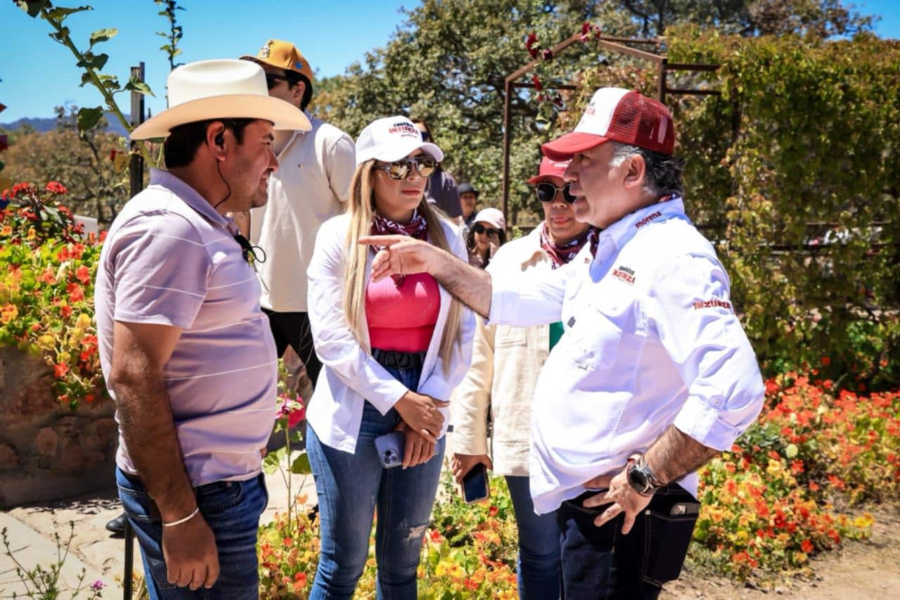 Enrique Inzunza durante su recorrido por su tierra natal: Badiraguato