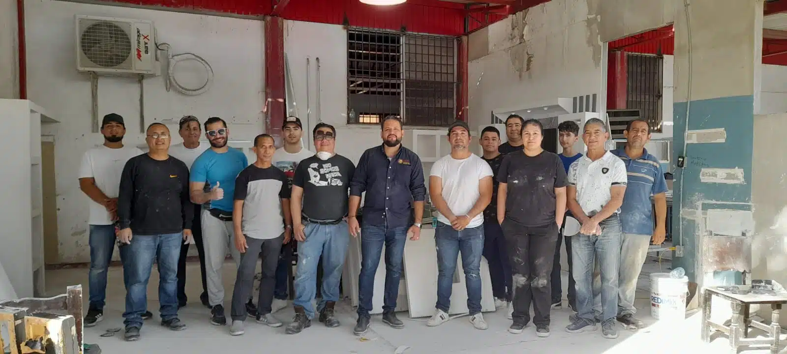 Pablo Yair Sillas Robledo junto a su equipo con quienes elabora productos a base de tablaroca