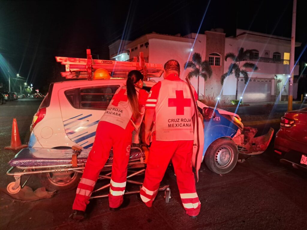 Paramédicos de Cruz Roja auxiliando al hombre lesionado