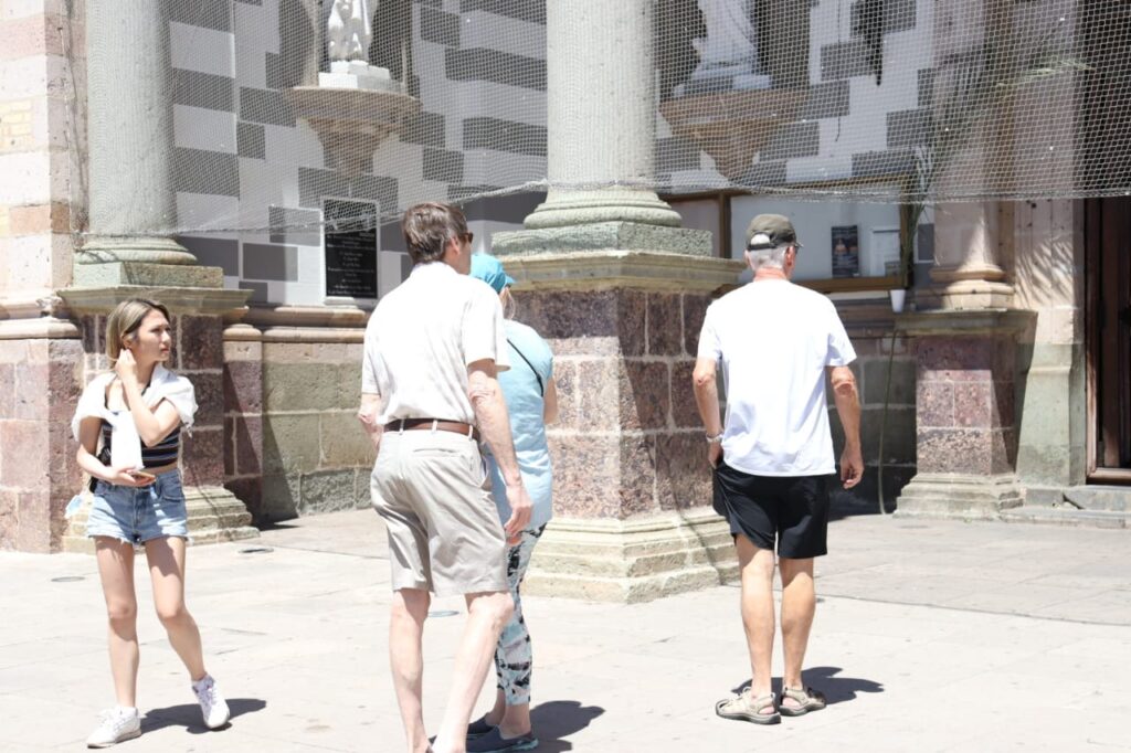 Personas afuera de la Catedral Basílica de la Inmaculada Concepción en Mazatlán