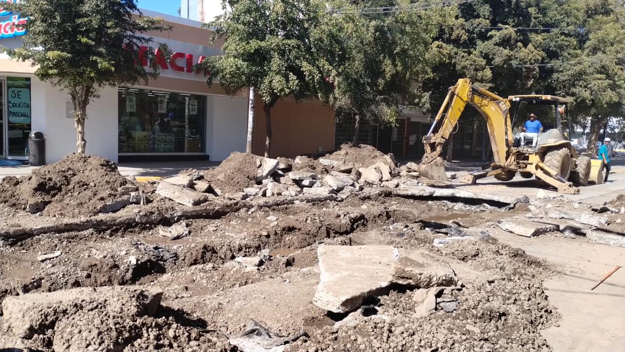 Realizan trabajos en calle Cuauhtémoc del Centro de la ciudad de Guasave