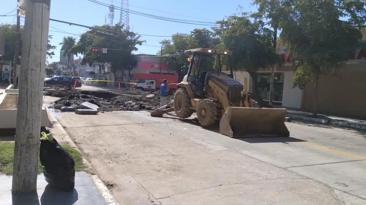 Realizan trabajos en calle Cuauhtémoc del Centro de la ciudad de Guasave