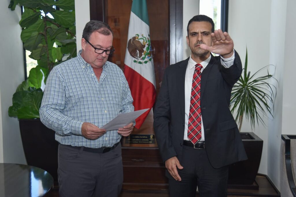 El alcalde sustituto Gerardo Iván Hervás Quindos realizó la toma de protesta a los miembros del gabinete.