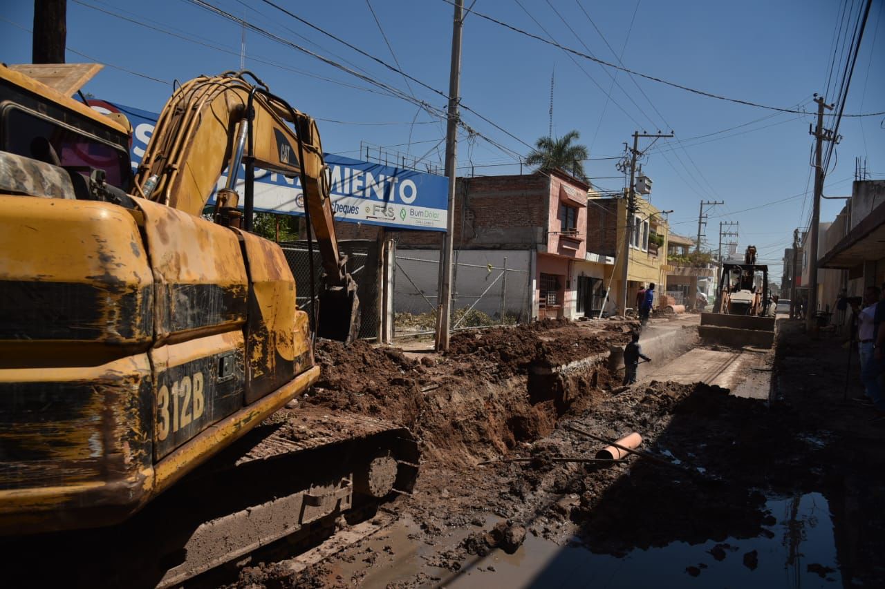 Maquinaria en zona donde hay derrama de aguas negras