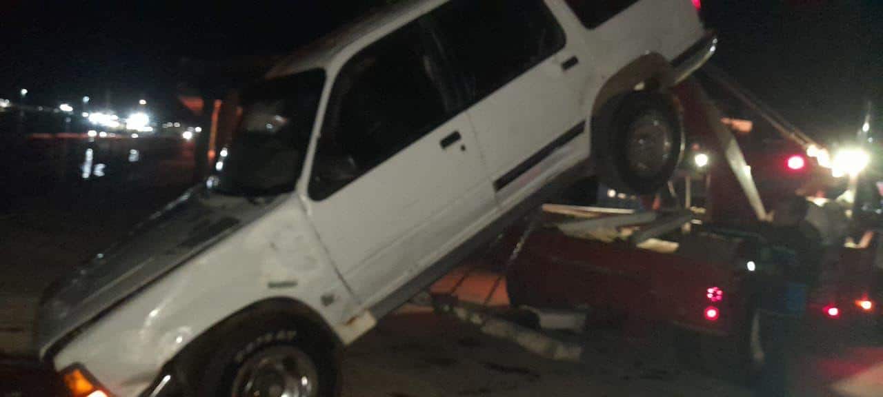 camioneta SUV Ford Explorer color blanco