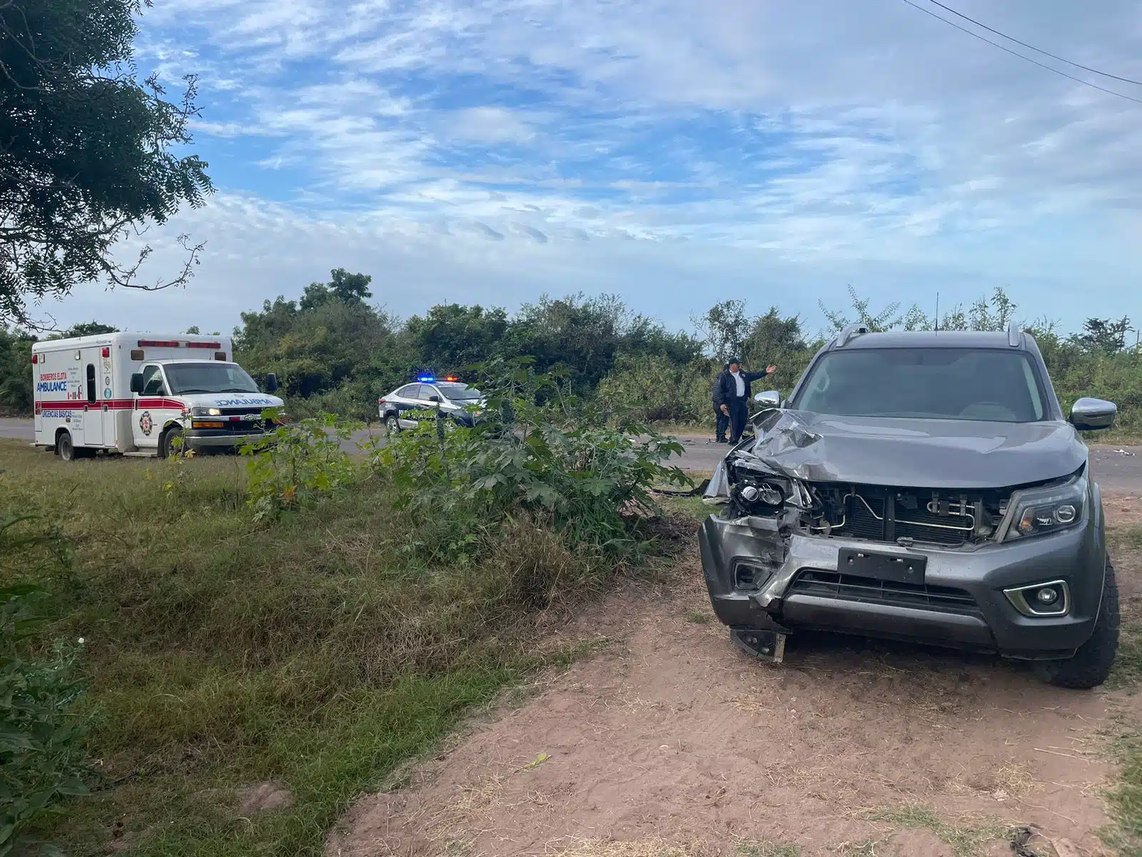 Camioneta tipo Toyota Tacoma gris accidentada.