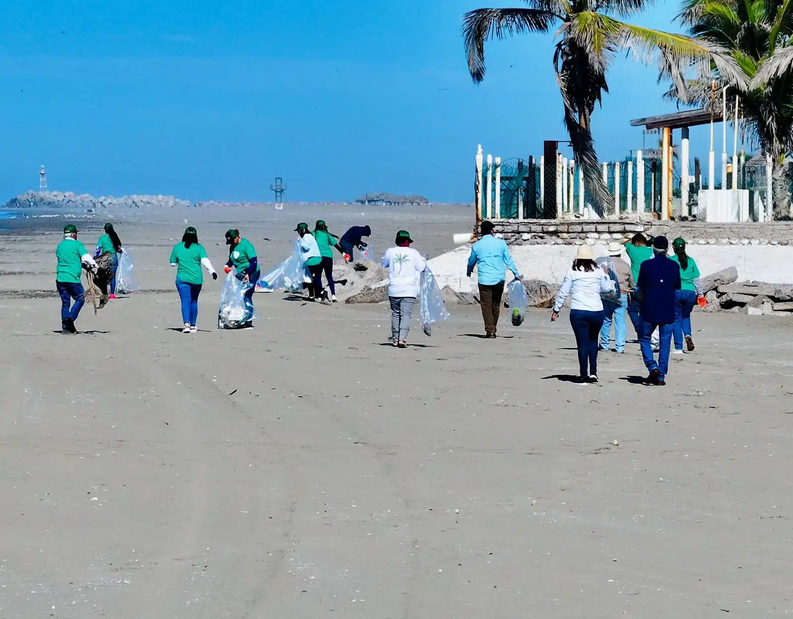 Campaña de limpieza en playa Las Glorias, Guasave.