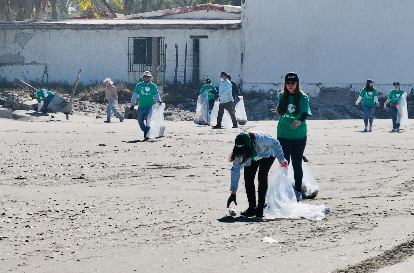 Campaña de limpieza en playa Las Glorias, Guasave.