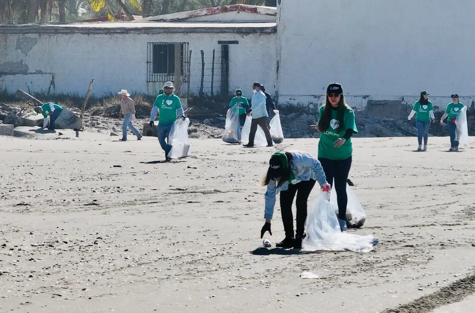 Campaña de limpieza en playa Las Glorias, Guasave.