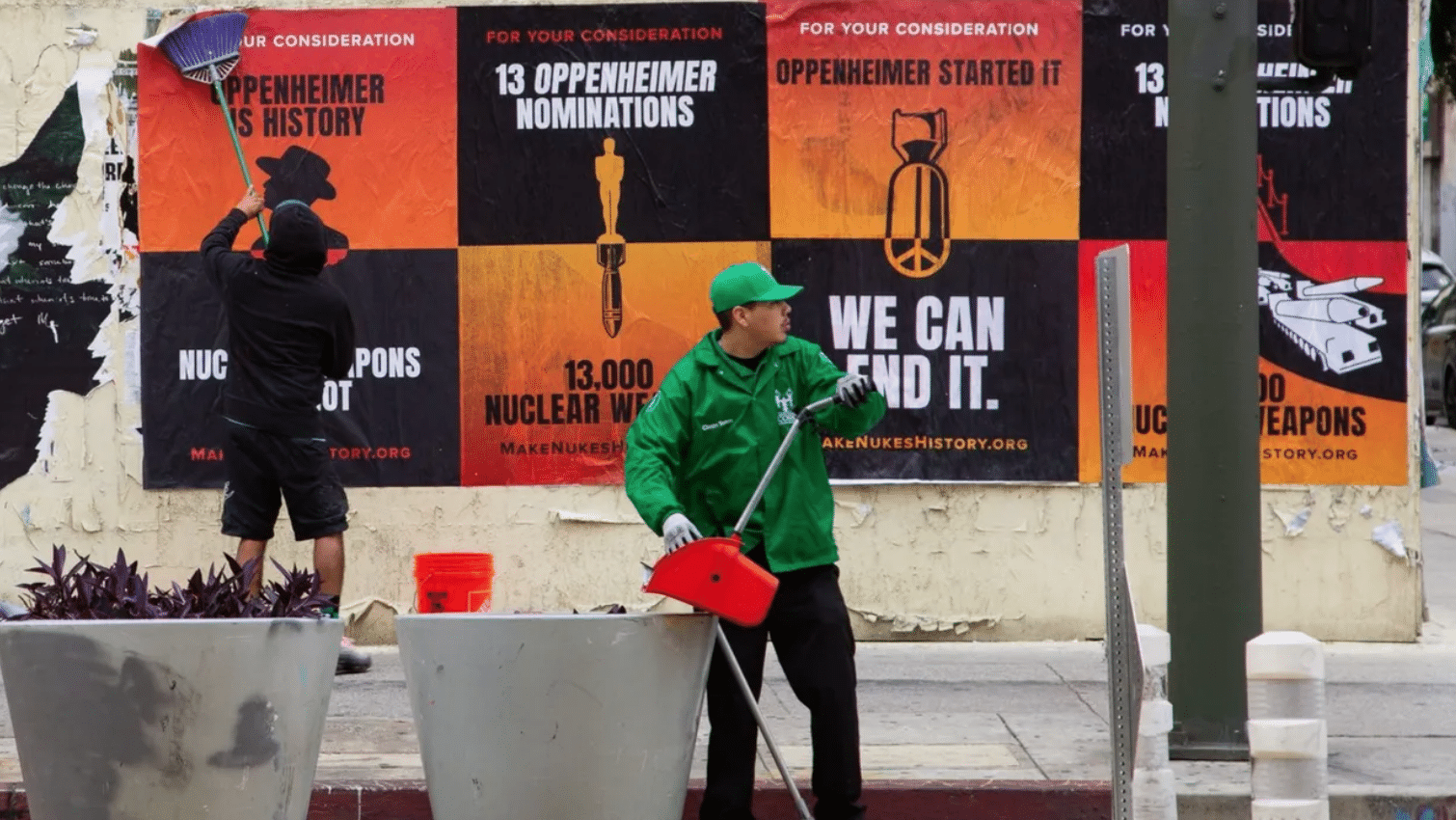 Carteles de la campaña Make Nukes History