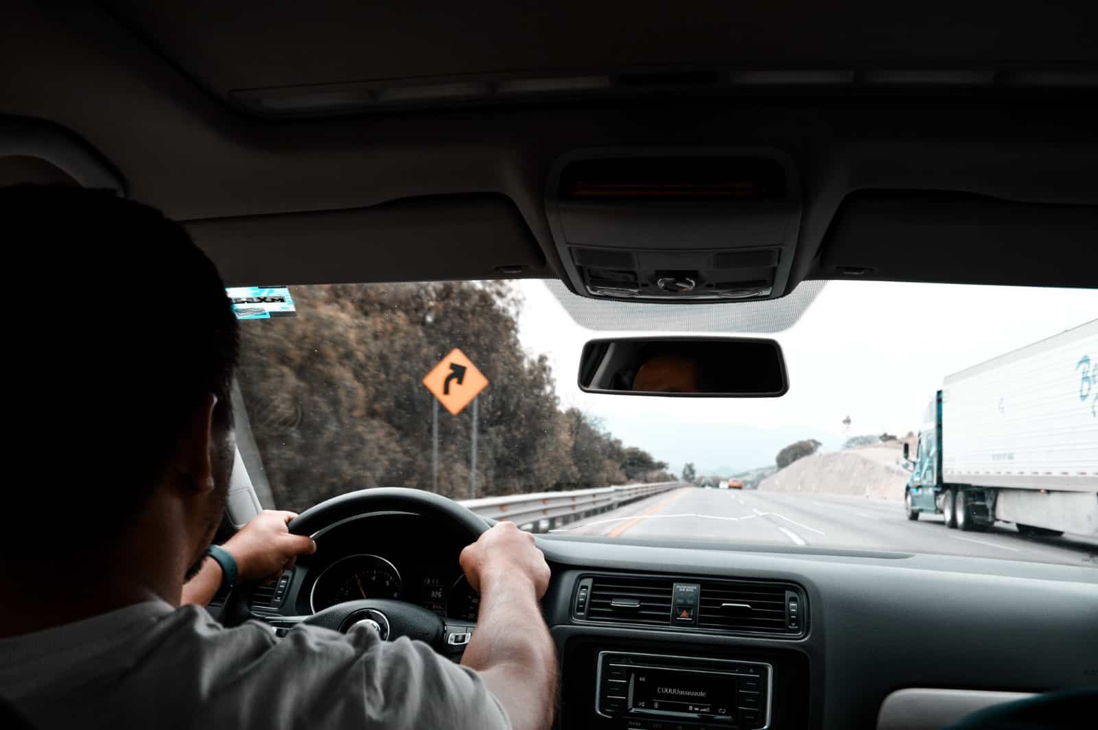 Persona conduciendo en carretera