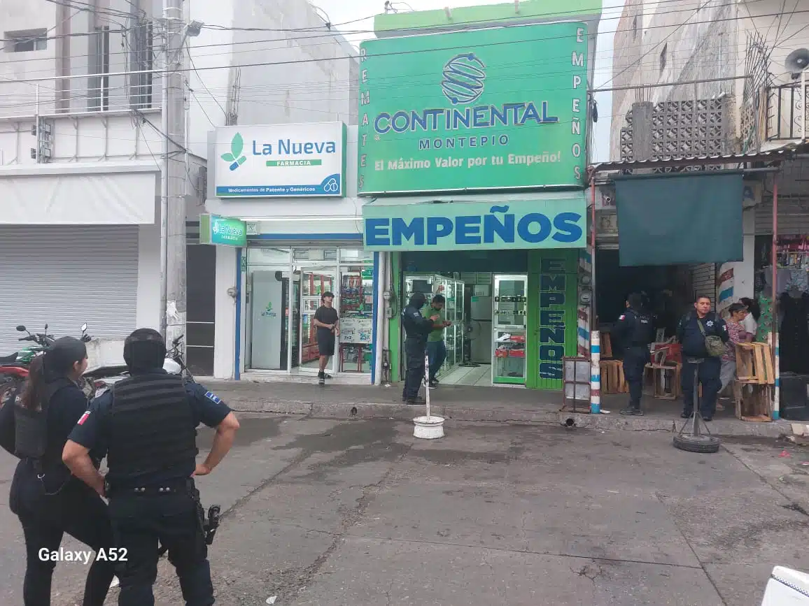 Elementos de seguridad afuera de la casa de empeño donde ocurrió el asalto