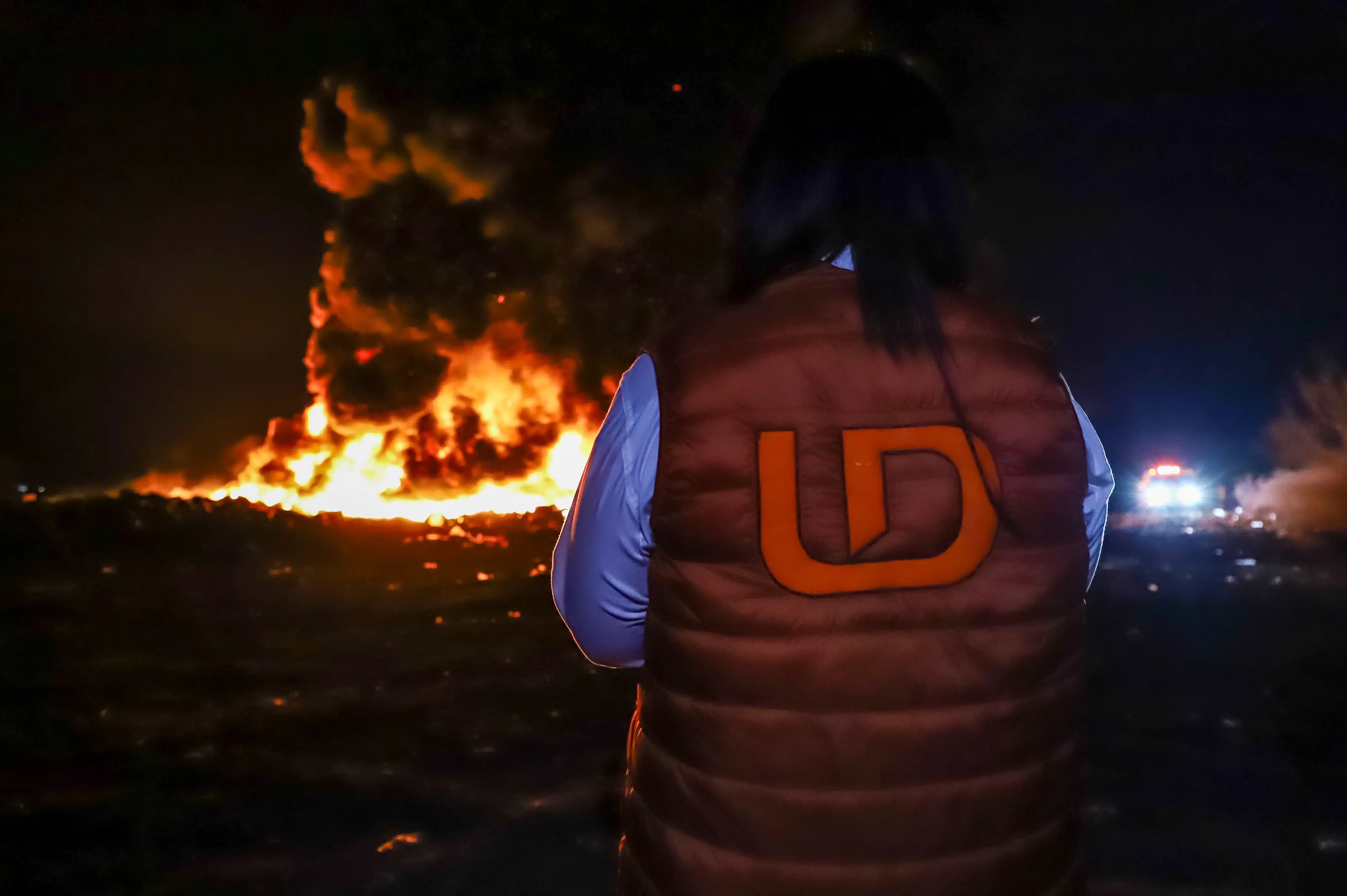 Tere Navia, reportera policiaca de Línea Directa, cubriendo la quema del basurón de Culiacán la madrugada del 7 de marzo
